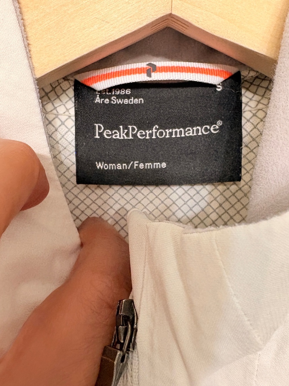 Peak performance white jacket sz s small preloved - Picture 2 of 5